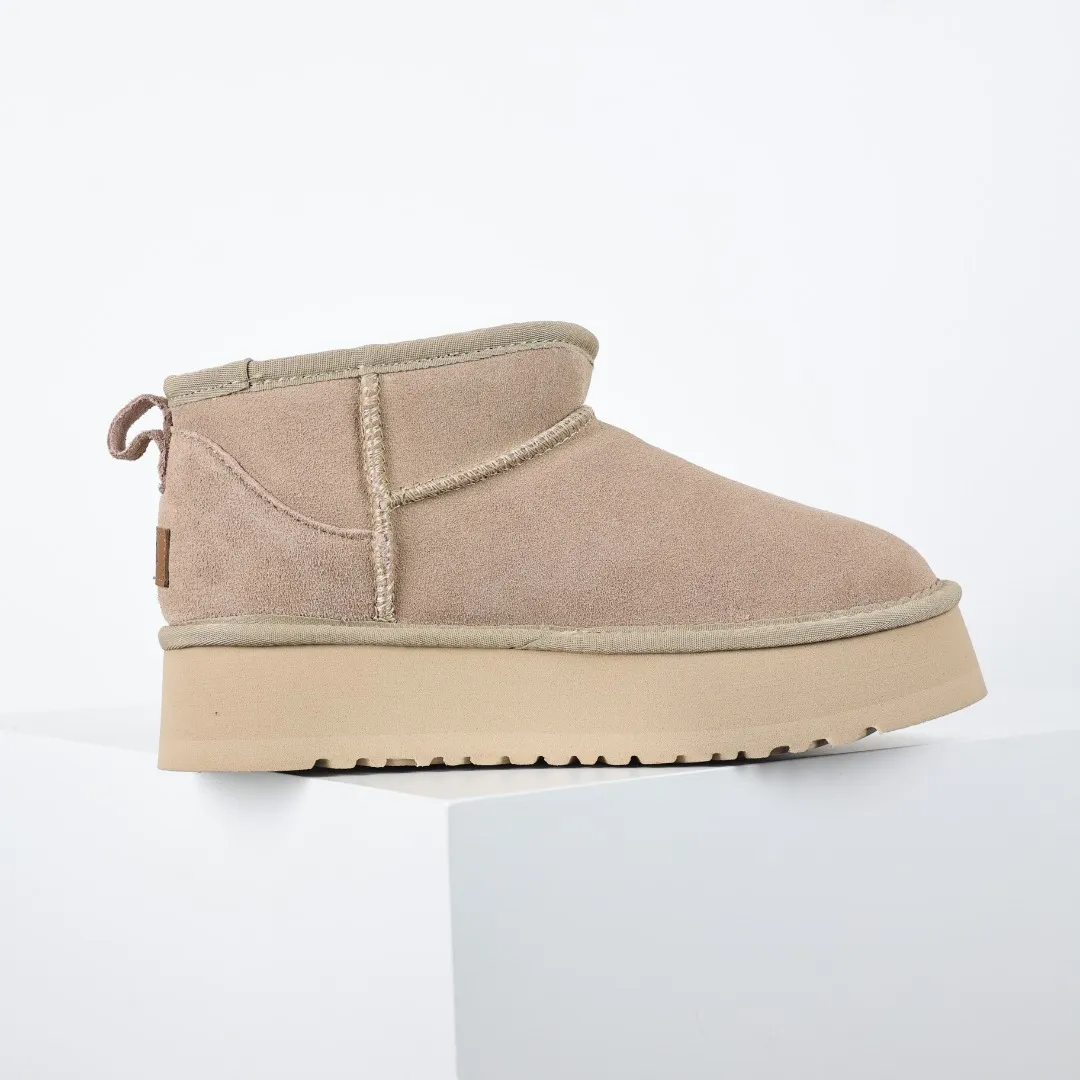 Pick up locally 💰440 The core recommendation is good price E4 UGG Thick-soled short style Zhou Dongyu and Wang Yibo's same series Xiaohongshu popular model Henan Longfeng leather production Cashmere insole is a very suitable choice for keeping warm in winter when going out and at home. In the new year, uug launched a style series, which is partially geared towards the preferences of young consumers and has also been at the forefront of fashion trends. Shoe body material UGGPURE™ implanted wool insole Lightweight non-slip and comfortable rubber outsole With brand LOGO and complete packaging Size: 35 36 37 38 39 40